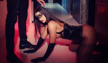 Busty girlfriend squeezed a guy in the evening in the best traditions of BDSM