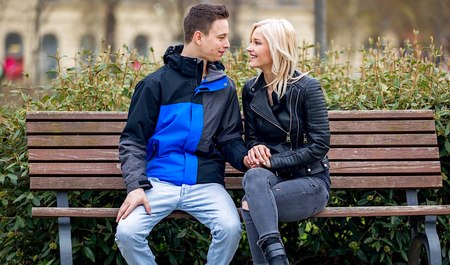 Guy invites girl home and fucks her with cumshot