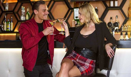 Blonde from St. Petersburg picked up a foreigner in a bar and fucked him hard in his room