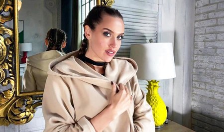 She came almost in a negligee and sucked a man's dick great