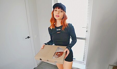 Instead of pizza, the red-haired delivery girl gave me a blowjob...