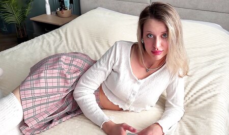 Блондинистая сводная сестра шалит моим членом без проникновения!...