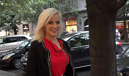 Czech pickup artist seduces cute blonde for blowjob in car